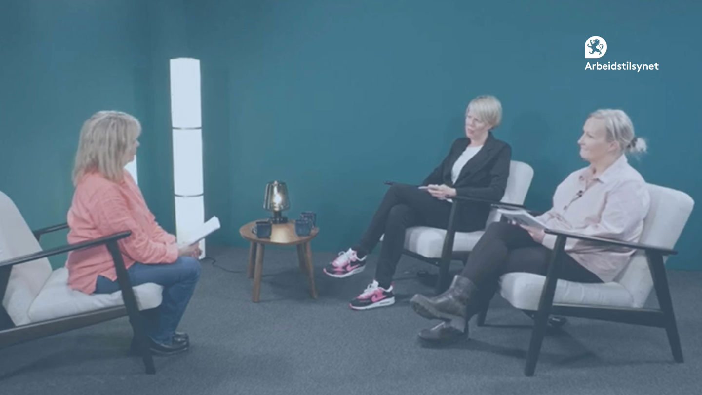 Bilde fra webinaret, med programleder Marit og de to gjestene i hver sin stol. De ser på hverandre og snakker.