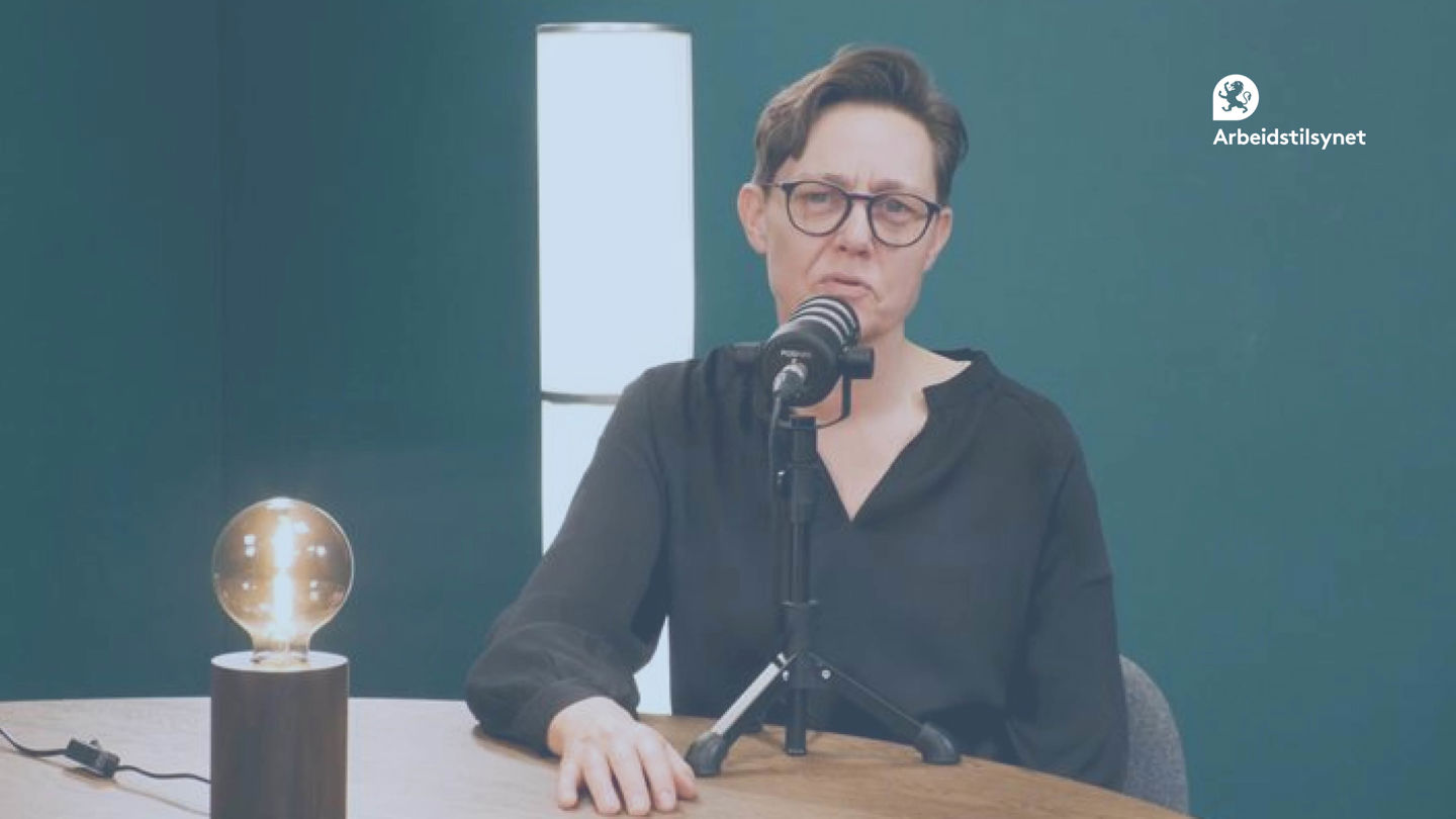 Bilde av Moica Seem som sitter ved et bord og ser i kamera.