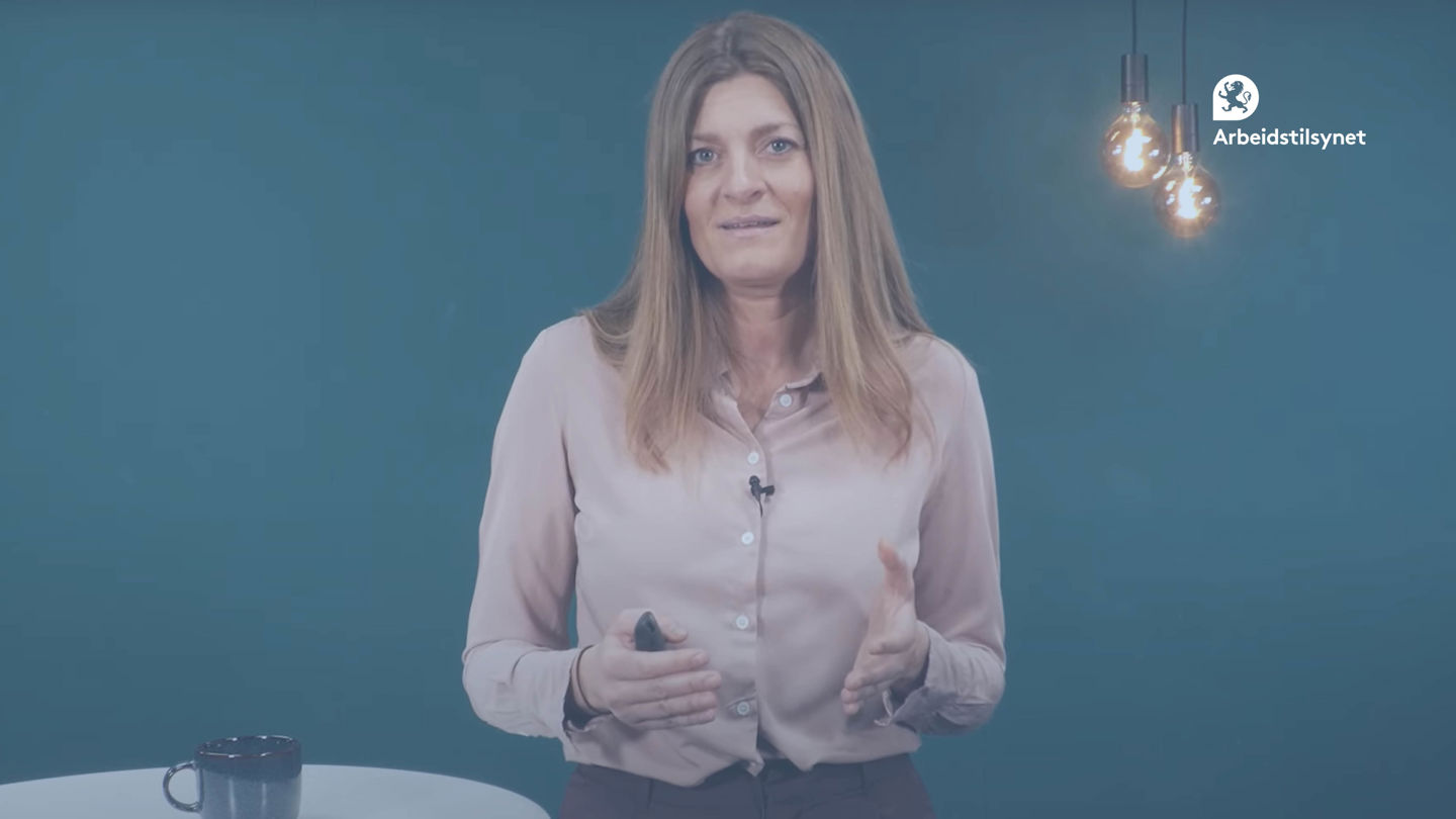 Bilde av programleder Ingri. Hun ser rett i kamera og snakker.